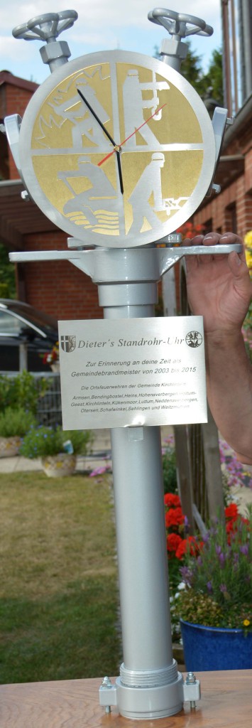 Dieter Bergstedt mit Standrohr-Uhr_DSC_0008web