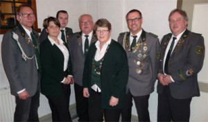 Unser Bild zeigt den neuen Vorstand v.l. Helmut Bode (Jugendleiter), Sandra Klockmann (Schriftführerin), Maik Brettschneider (stellv. Kassenwart), Karsten Pape (Kassenwart), Edith Pape (1. Vorsitzende und Damenleiterin), Thomas Bode (2. Vorsitzender) und Klaus Grefe (Schießsportleiter). Die stellv. Damenleiterin Tina Pape ist leider nicht im Bild.