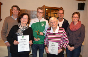 Unser Bild zeigt TSV-Chef Rolf Wursthorn, Marion Stolze (25 Jahre), den Fußballer des Jahres Tobias Bening, Gerda Mertins (40 Jahre), den 2. Vorsitzenden Ralf Störk und Kassenwartin Sandra Fittkau.