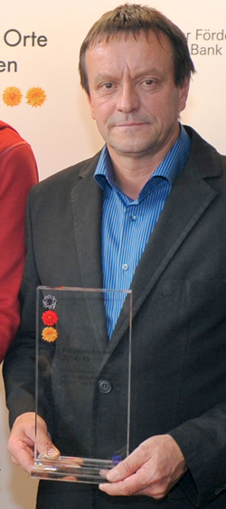 Dieter Bergstedt soll neuer Ortsvorsteher in Otersen werden. Das Foto vom 26.10.2014 zeigt ihn als Dorfladen-Vorstand mit dem Glaspokal "Ausgezeichneter Ort" in "Deutschland - Land der Ideen".